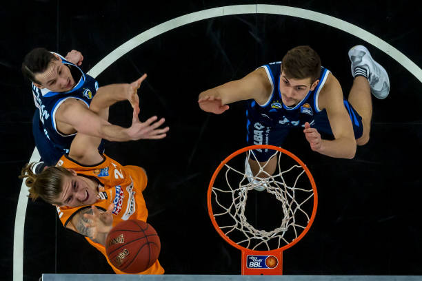 他是一位充 他是一位充